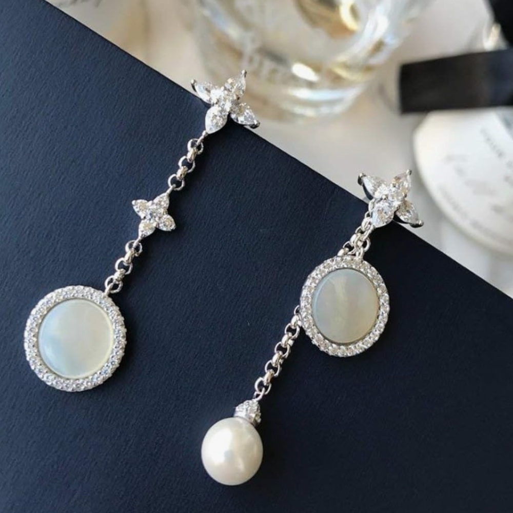 APM Monaco COLLECTION ETERNELLE White Nacre And Pearl Dropping Earrings - Silver